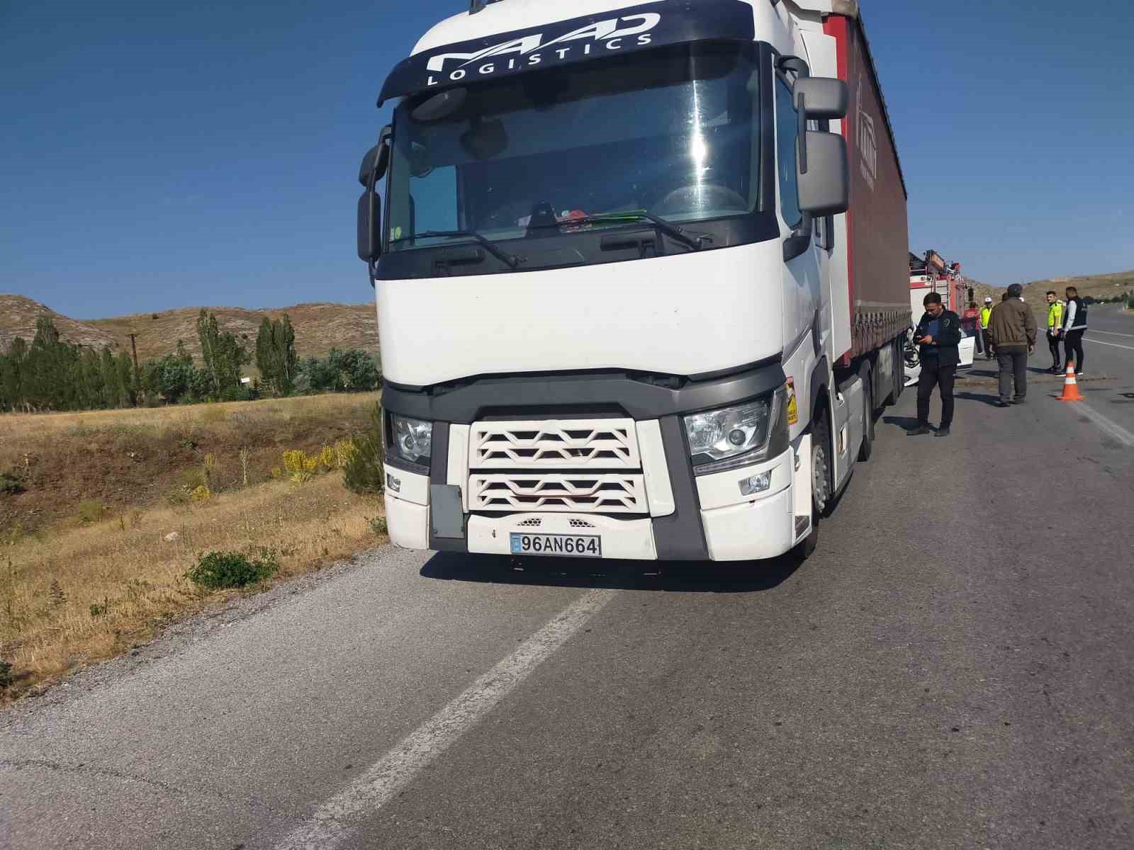 Otomobil tıra &ccedil;arptı: 2&rsquo;si &ccedil;ocuk 6 yaralı
