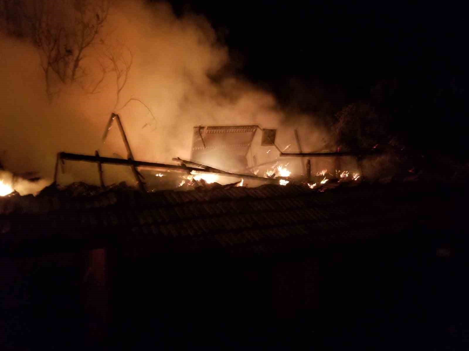 Çorum’da çıkan yangında 2 ev, 2 garaj ve 1 ahır kül oldu