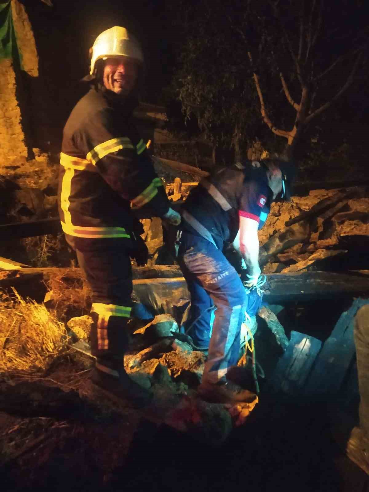 &Ccedil;orum&rsquo;da &ccedil;ıkan yangında 2 ev, 2 garaj ve 1 ahır k&uuml;l oldu
