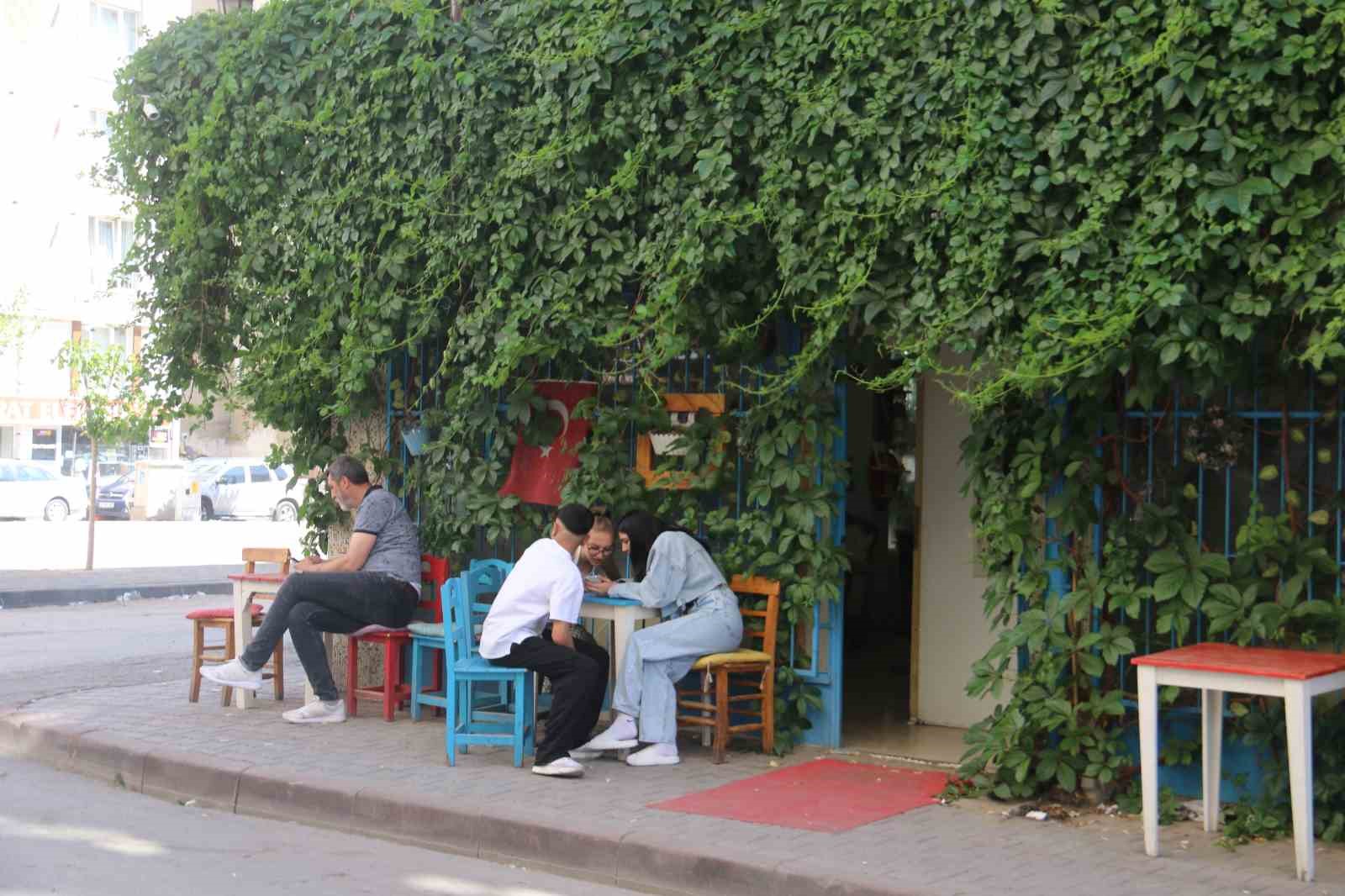 Gidenler bulmakta zorlanıyor, sarmaşık kaplı kafe dikkat çekiyor