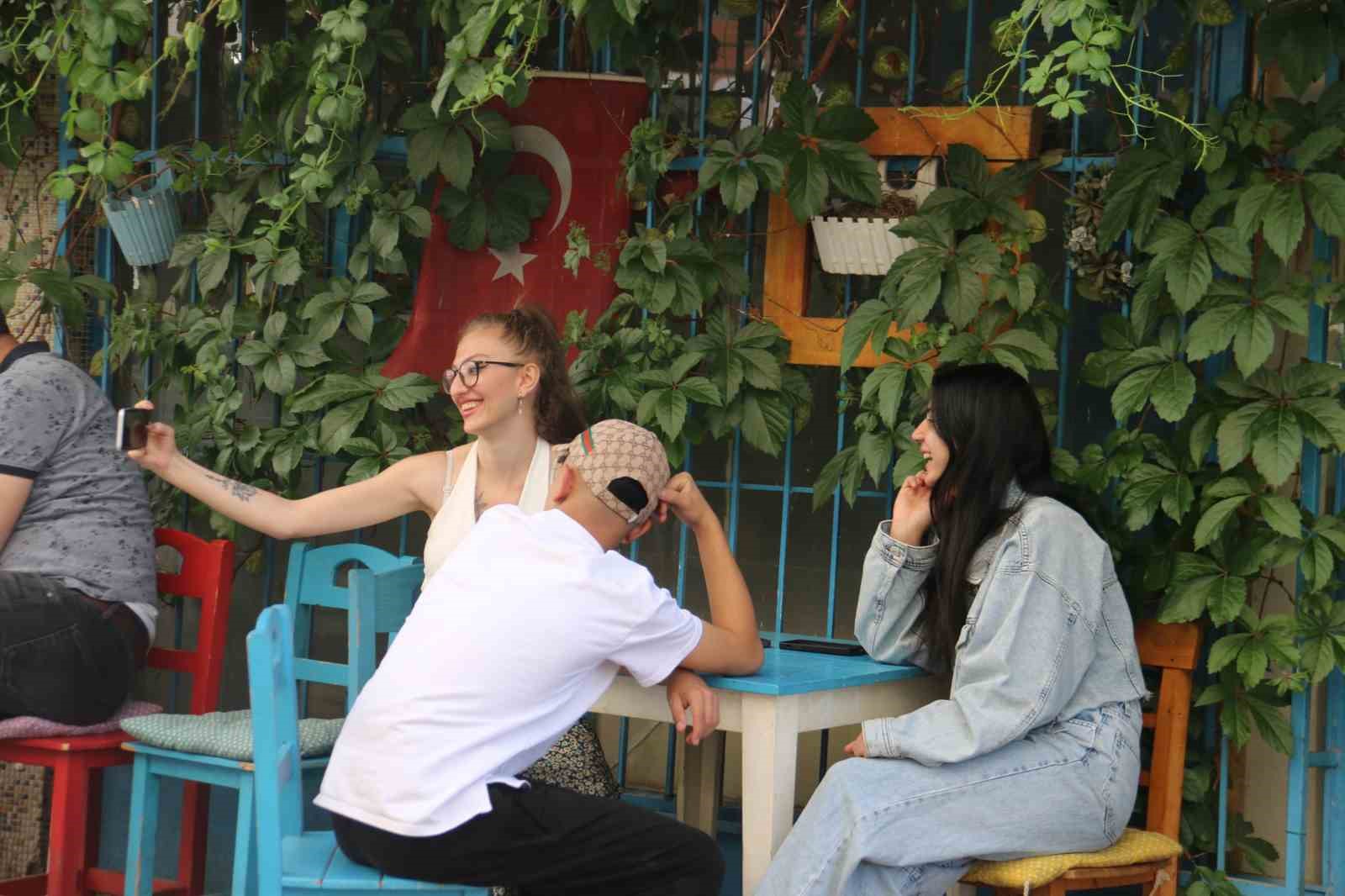 Gidenler bulmakta zorlanıyor, sarmaşık kaplı kafe dikkat &ccedil;ekiyor
