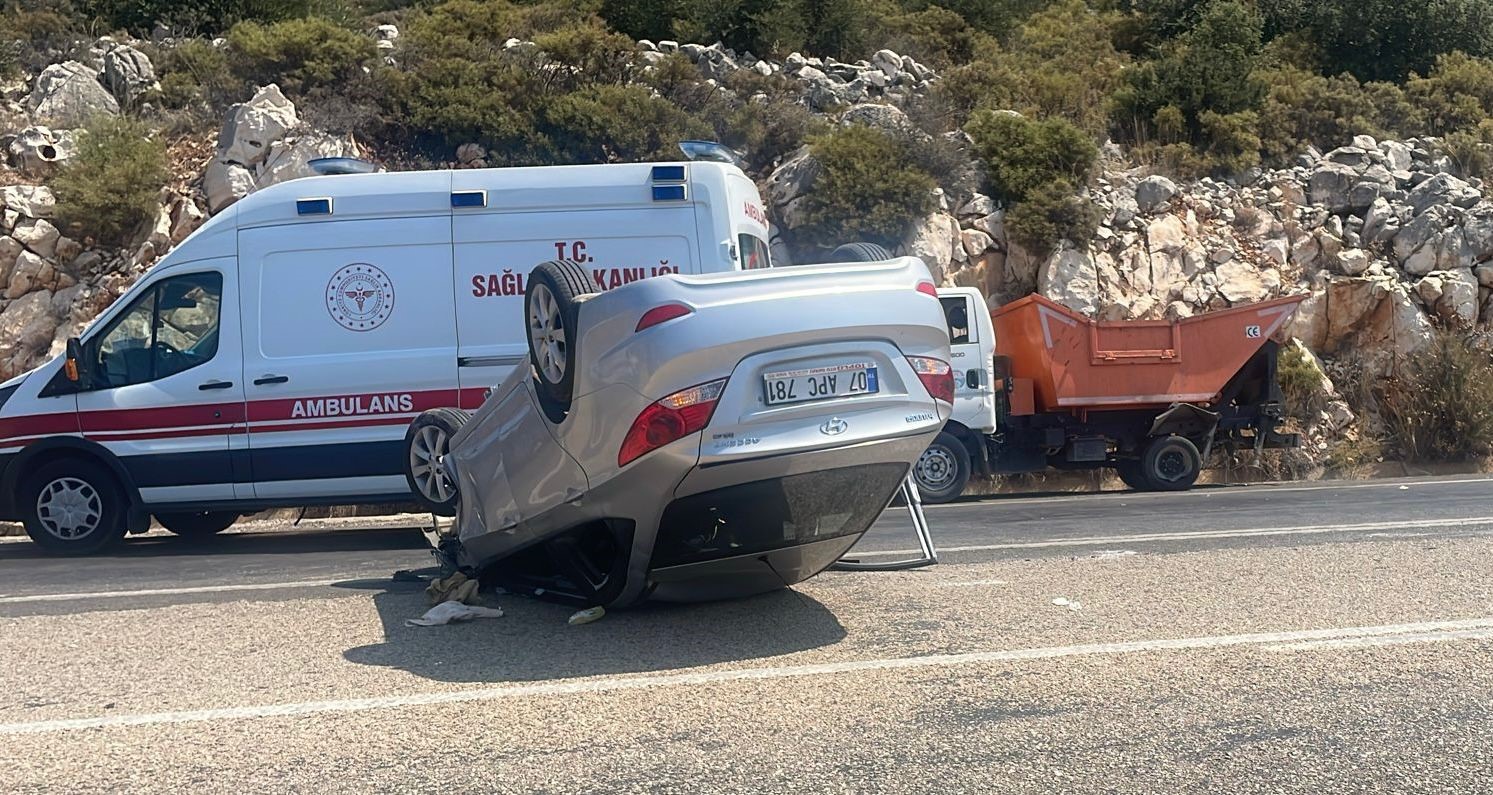 Antalya’da çöp kamyonuna çarpan araç takla attı: 3 yaralı