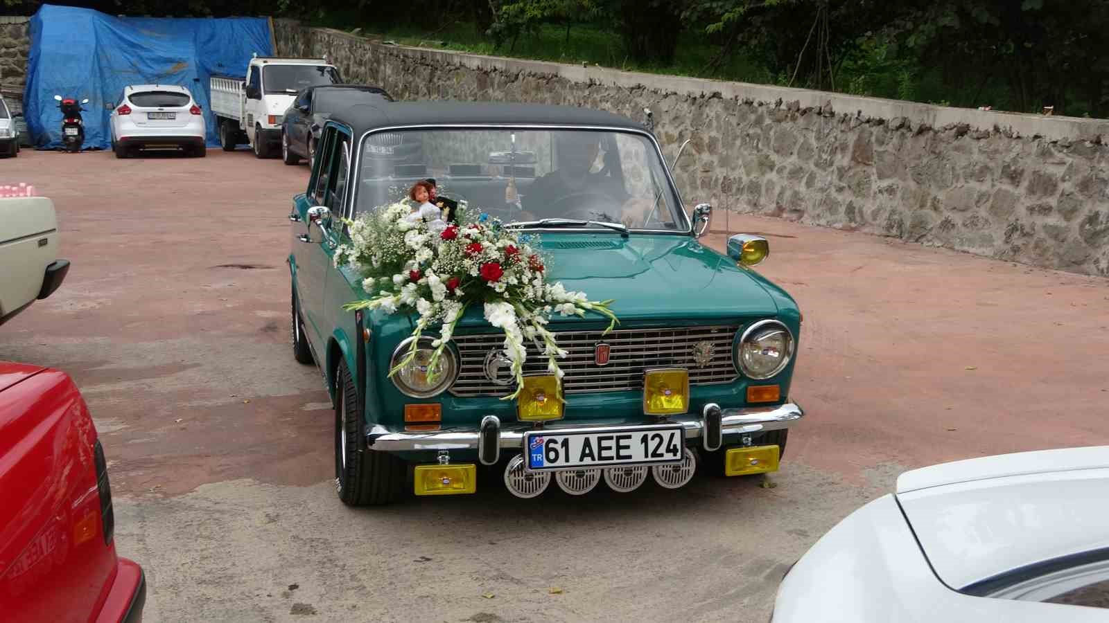 Klasik otomobillerle nostaljik düğün konvoyu
