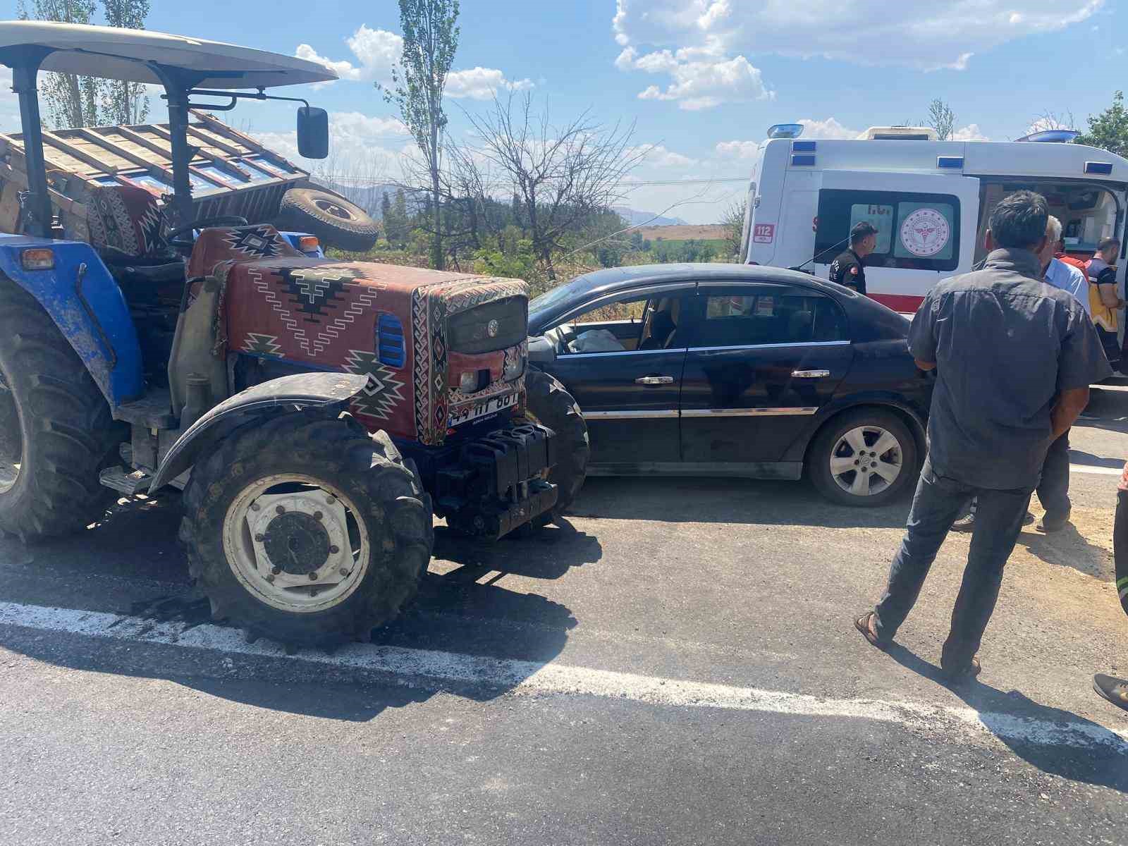 Doğanşehir’de otomobil, traktör römorkuna çarptı: 2 yaralı