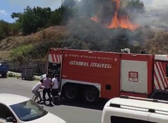 Sultangazi’de boş arazide çıkan yangın paniğe neden oldu