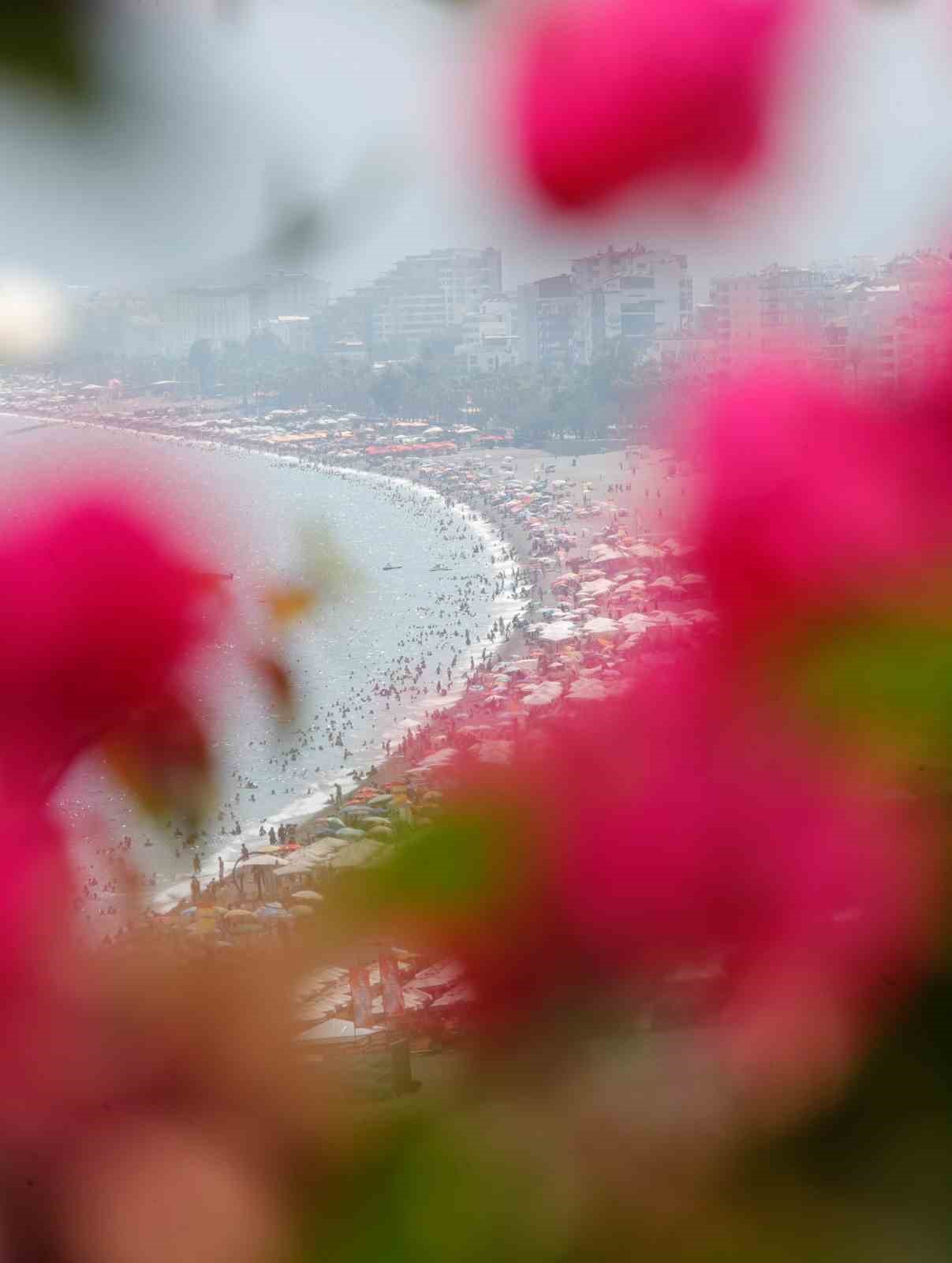 Antalya’da sıcaktan bunalanlar sahile akın etti
