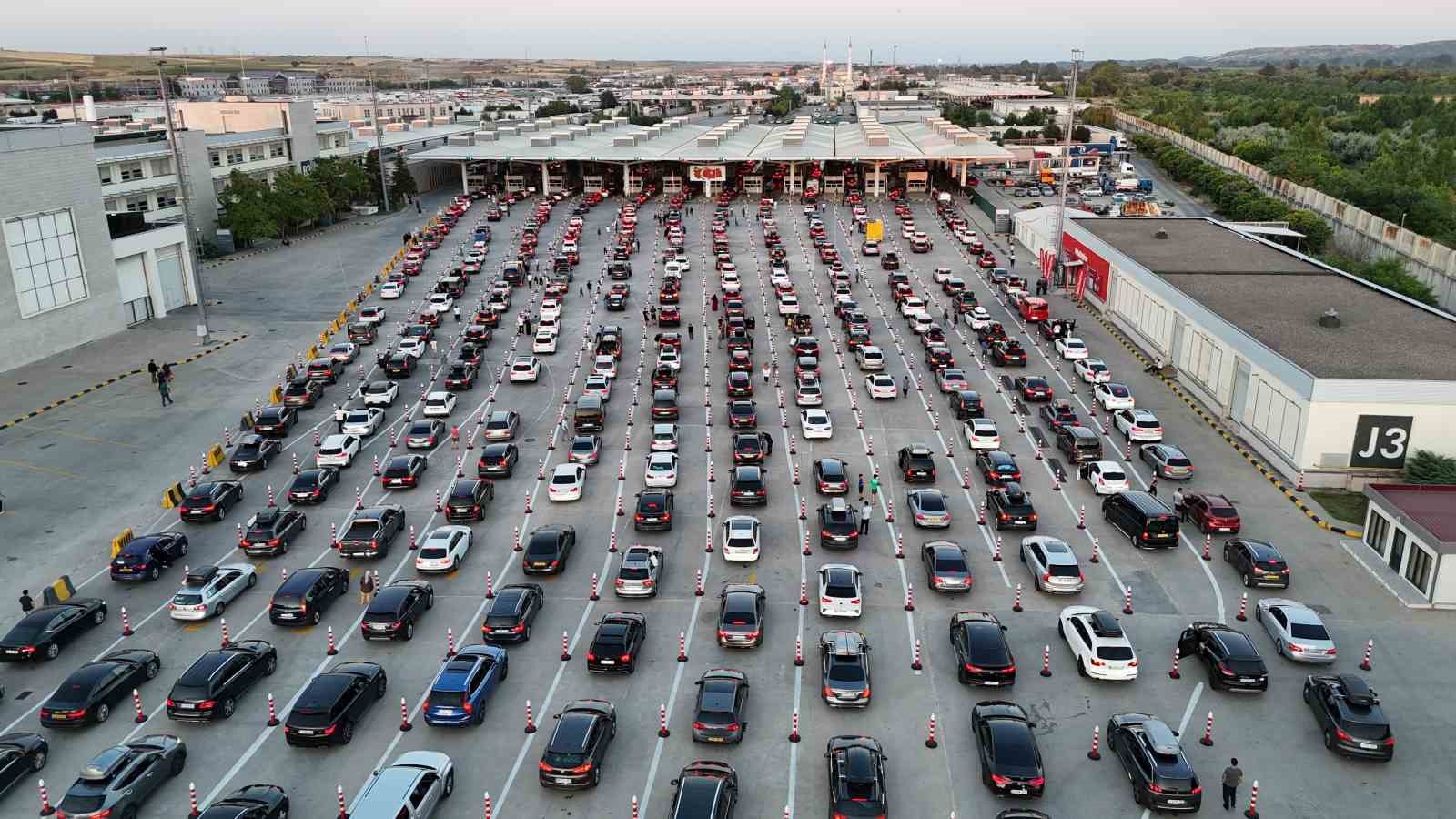 Gurbetçilerin zorlu yolculuğu: Sınır kapılarında rüşvet ve bekleyiş