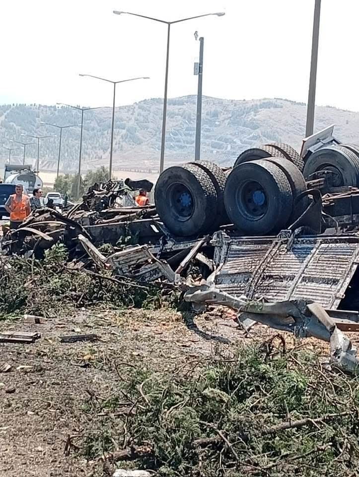 TAG Otoyolu’nda tanker ile kamyon kafa kafaya çarpıştı: Sürücüler hayatını kaybetti