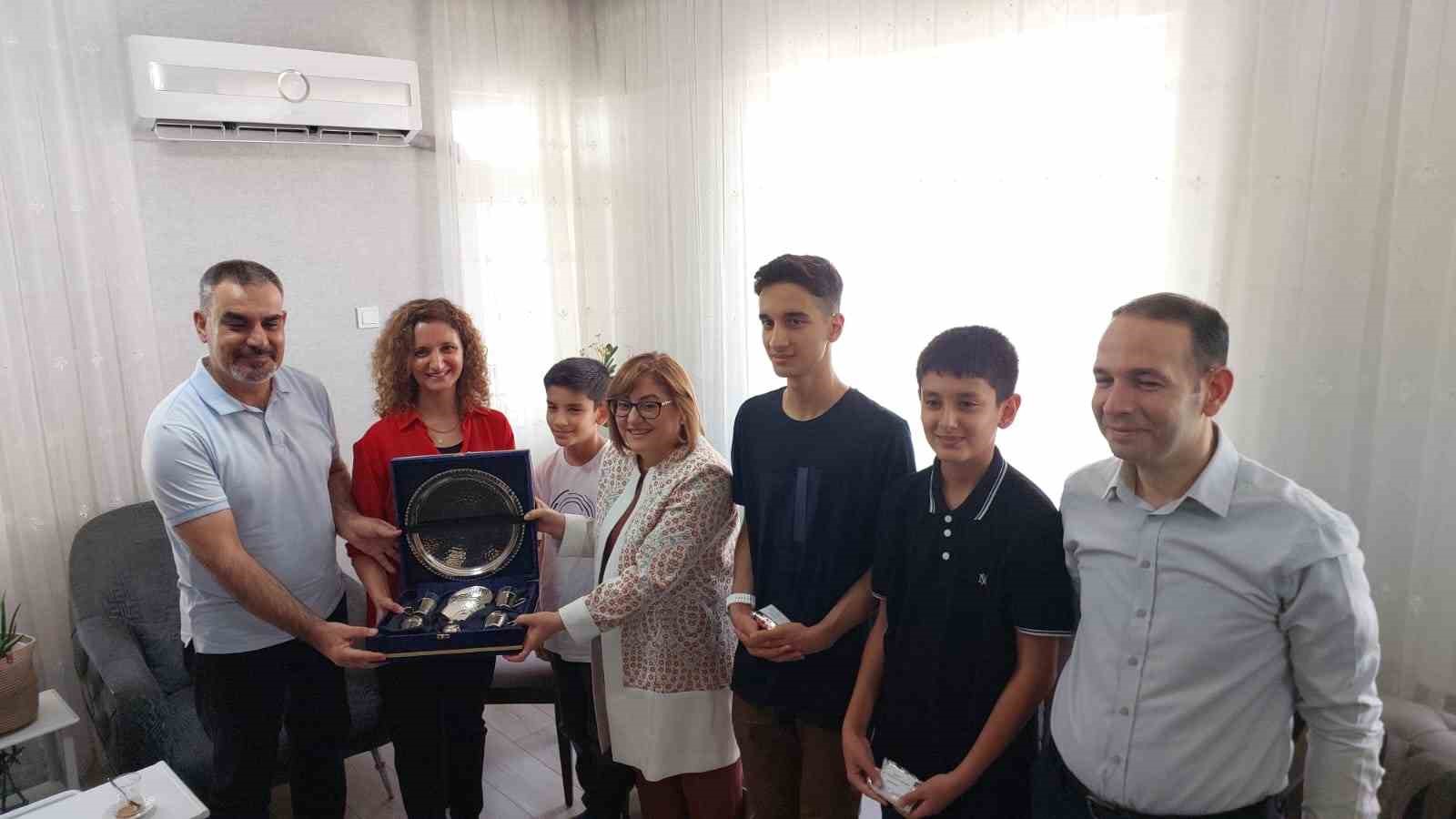 Fatma Şahin’den Türkiye birincisi ağabey-kardeşe tebrik ziyareti