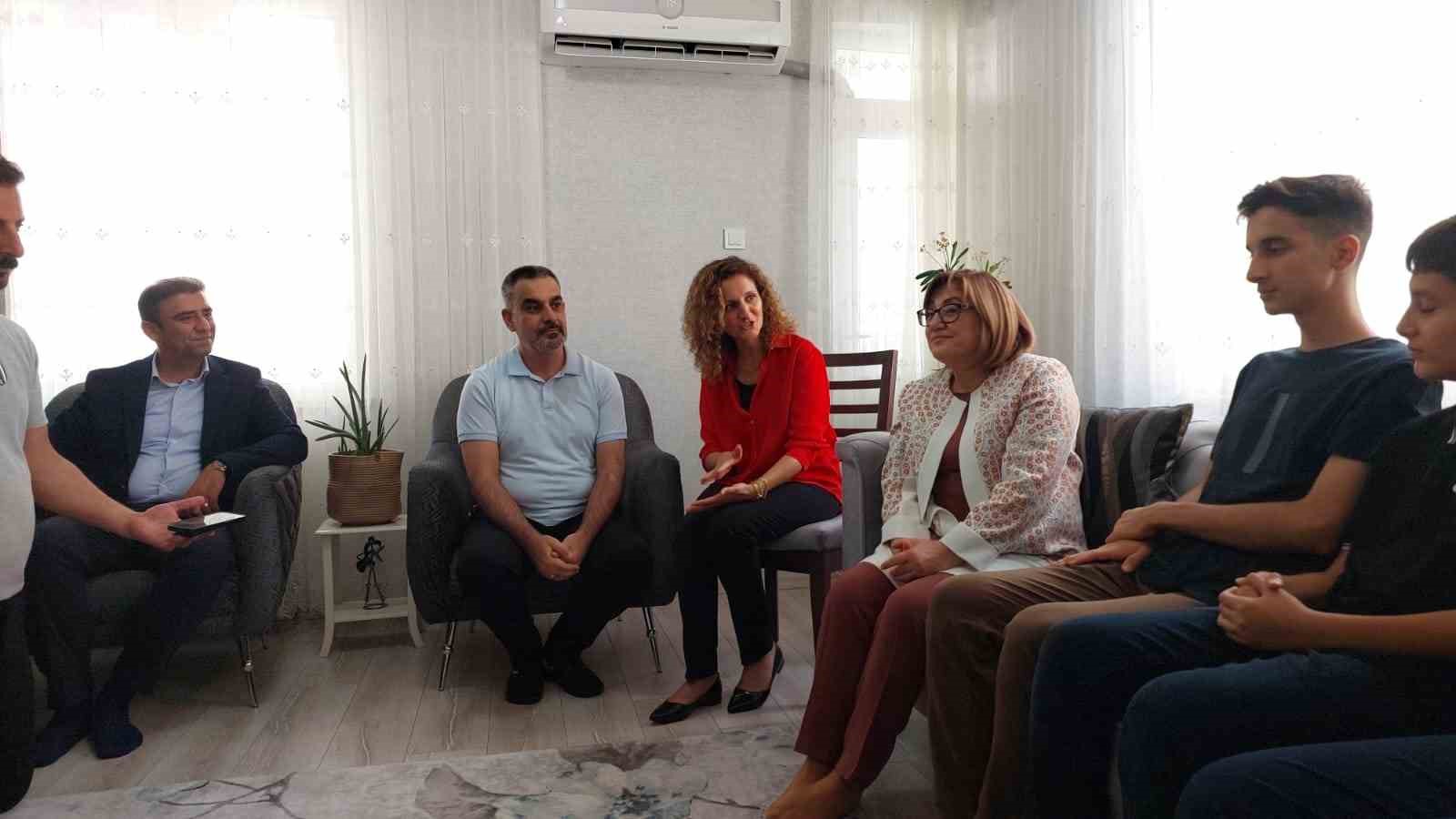 Fatma Şahin’den Türkiye birincisi ağabey-kardeşe tebrik ziyareti