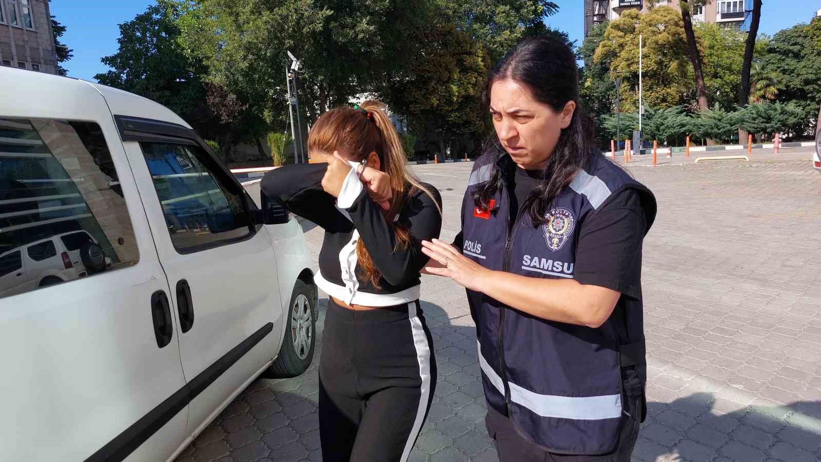 Gen&ccedil; kadın yengesini bı&ccedil;akladı
