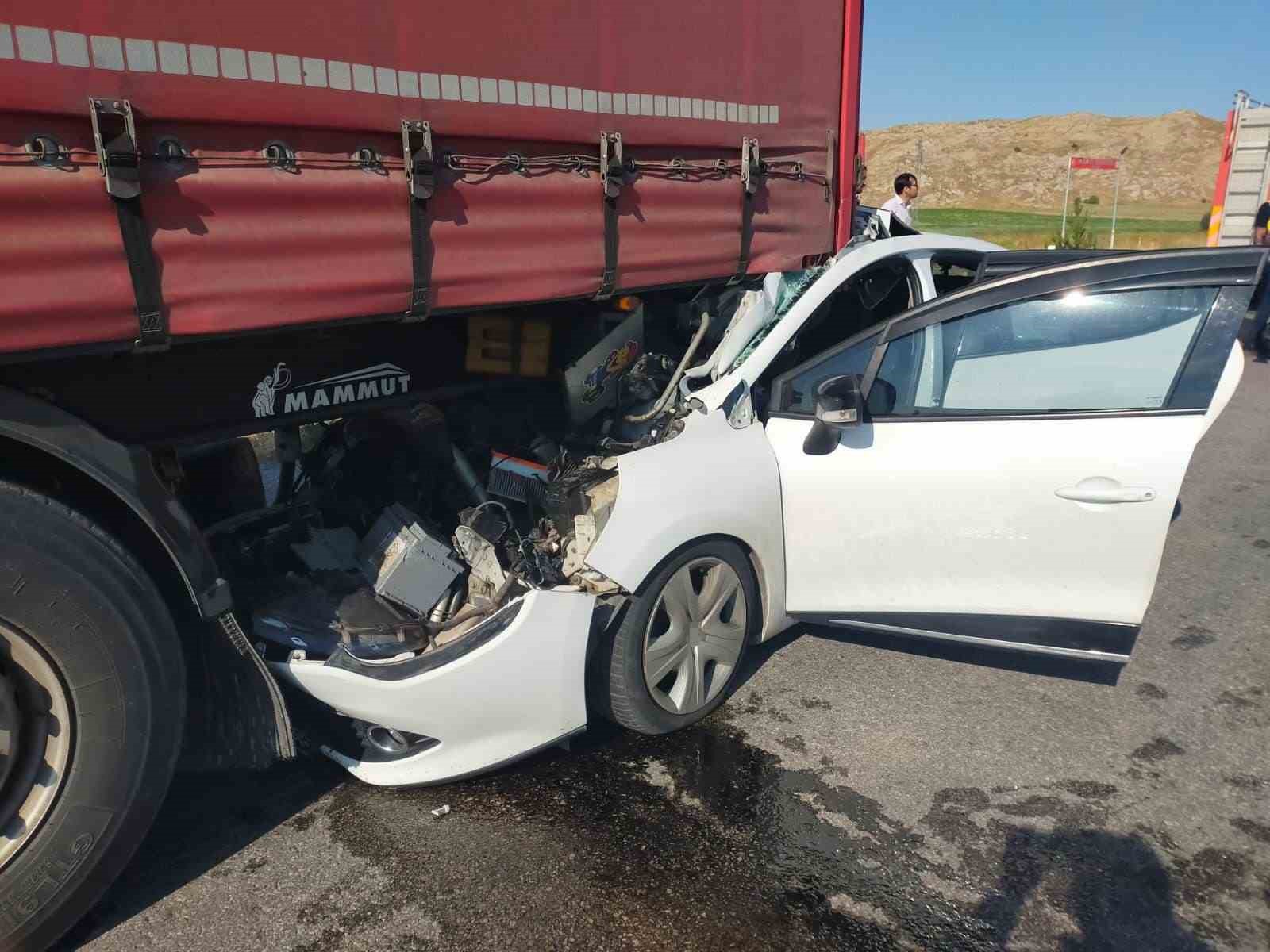 Sivas’ta otomobil tıra çarptı: 1 çocuk öldü, 5 kişi yaralandı