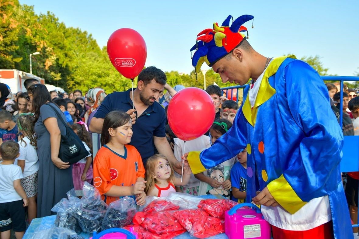 Esenyurt’ta yaz akşamları renkleniyor: Açık hava etkinliklerine yoğun ilgi