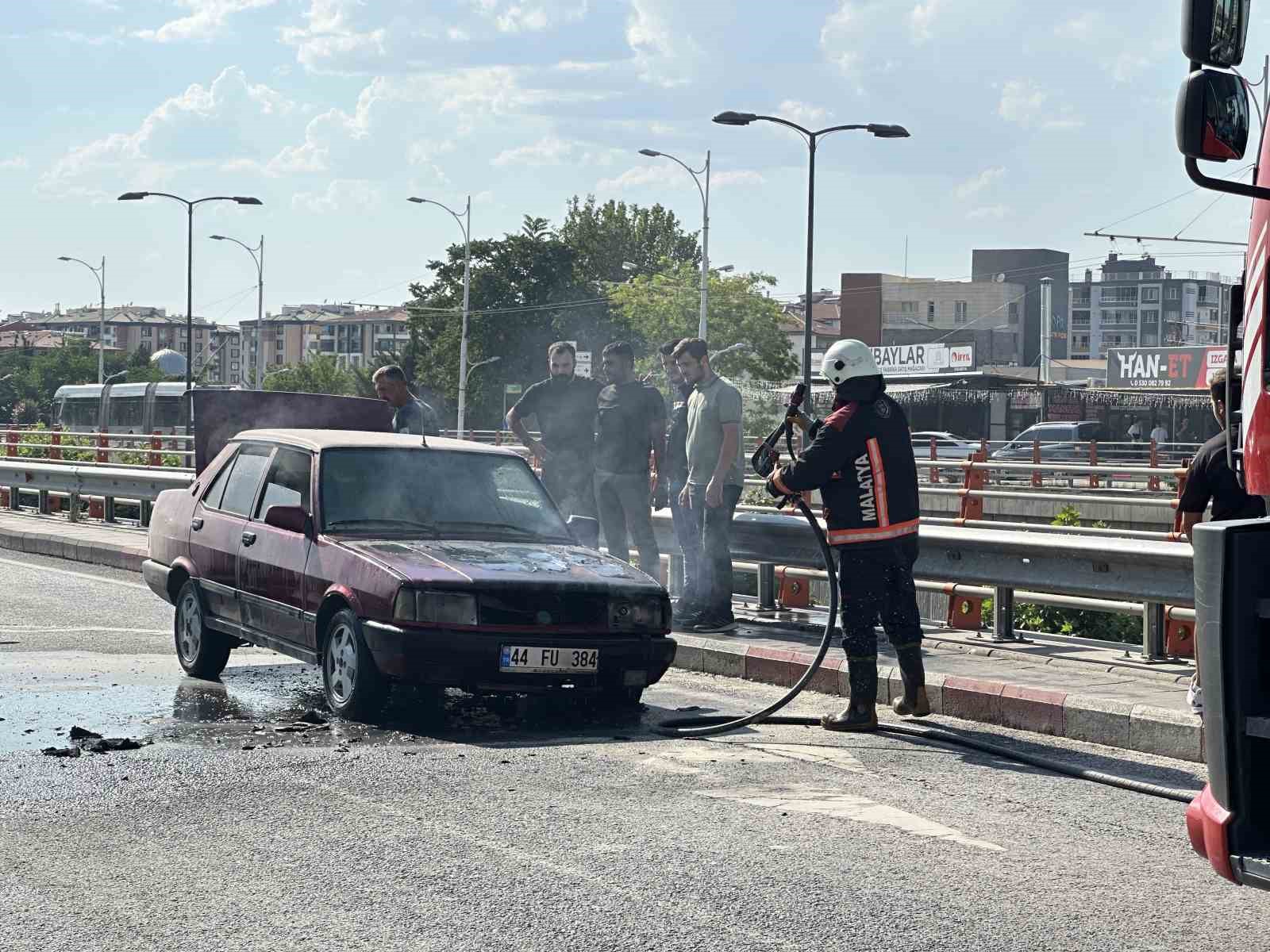 Alev alan otomobilini kendi çabasıyla söndürmeye çalıştı