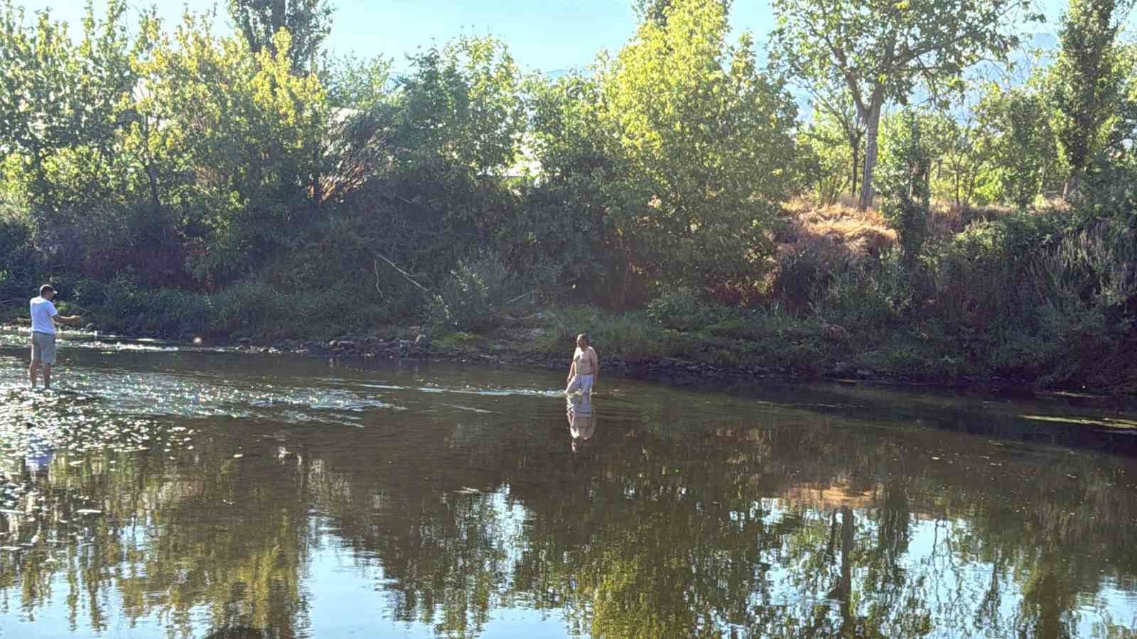 Sakarya Nehri’ne giren iki çocuk suda kayboldu