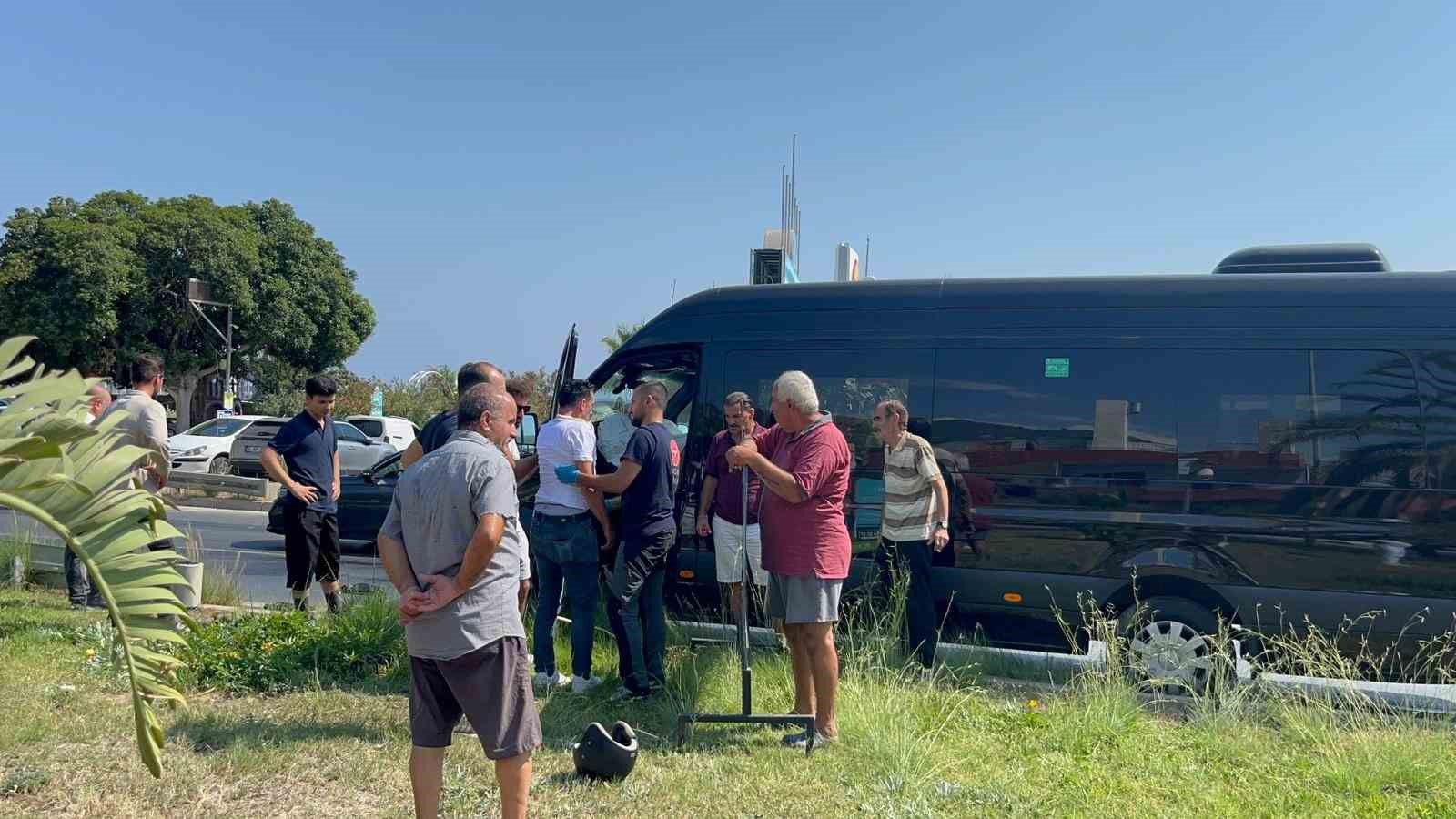 Tur minibüsü ile hafif ticari araç çarpıştı: 2 yaralı