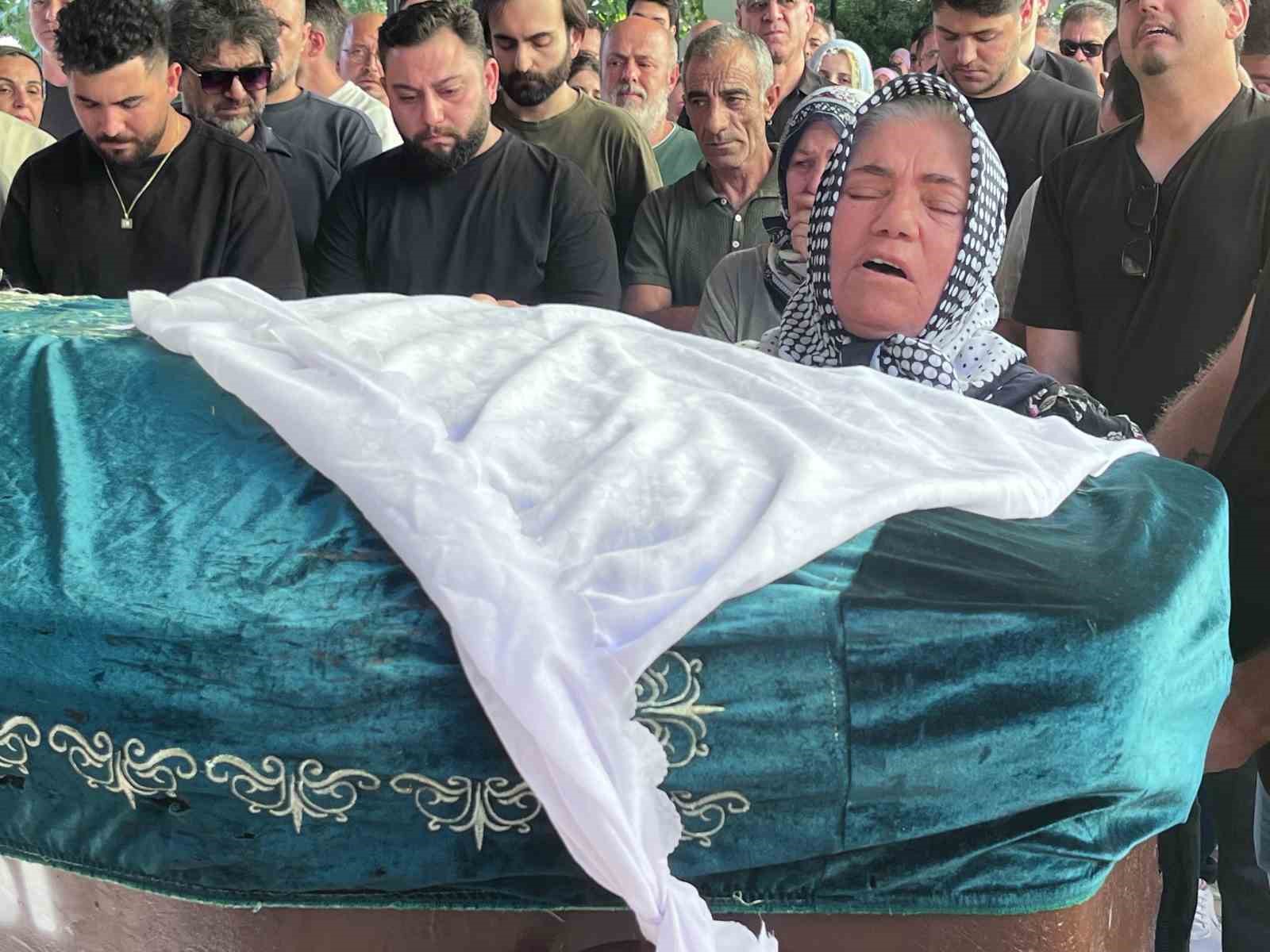 İzmir’de boşandığı eşi tarafından öldürülen kadın son yolculuğuna uğurlandı