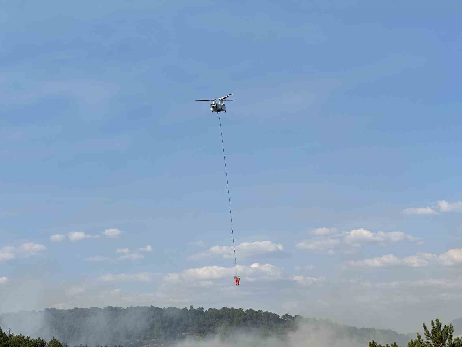 Uşak&rsquo;taki orman yangınına havadan ve karadan m&uuml;dahale devam ediyor
