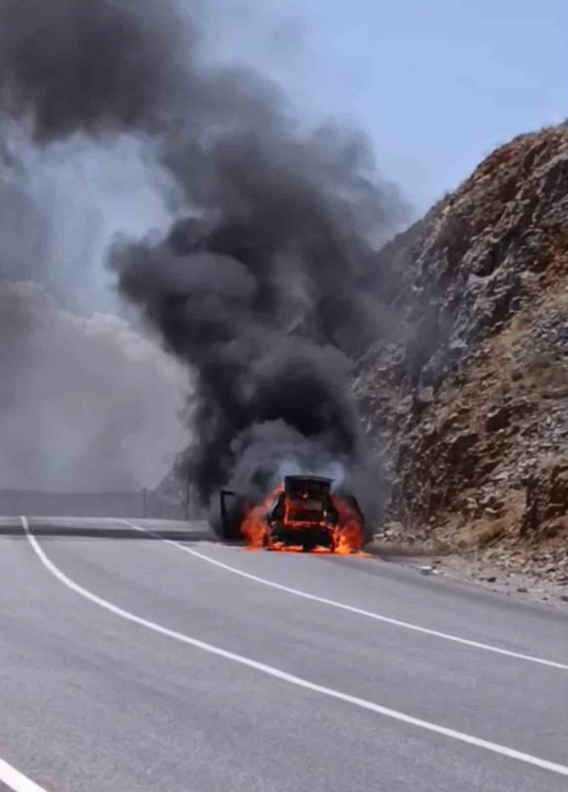 Adıyaman’da otomobil cayır cayır yandı