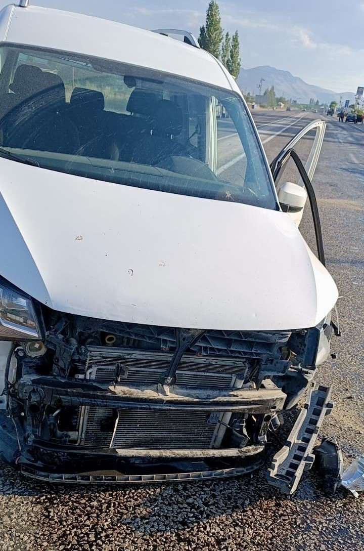 Doğanşehir’de iki araç çarpıştı: 2 yaralı