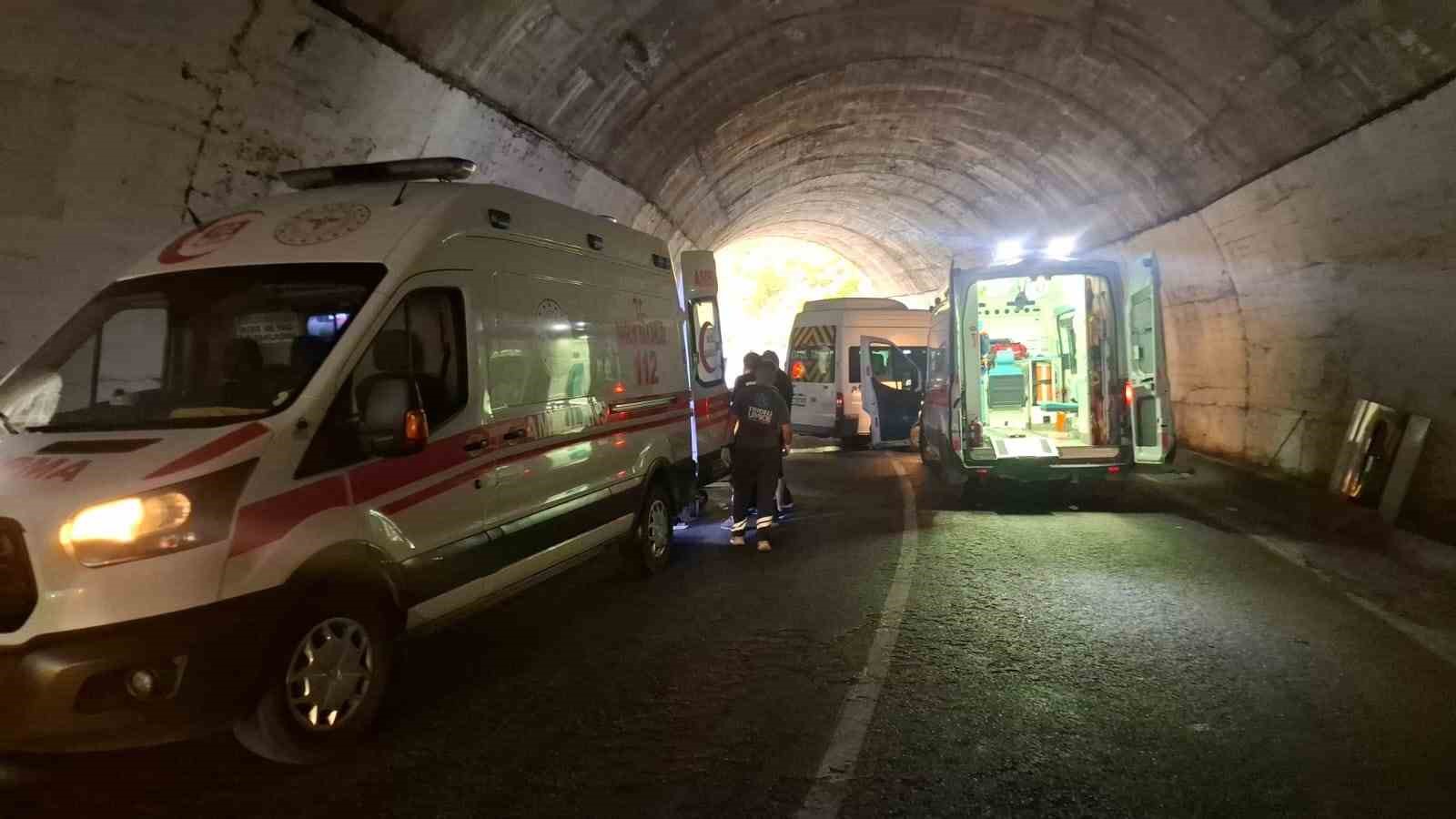 Tunceli’de tünelde trafik kazası: 8 kişi yaralandı