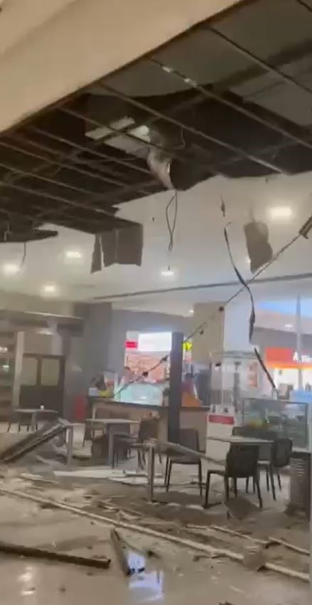 Beylikd&uuml;z&uuml;&rsquo;nde AVM&rsquo;nin yemek katının asma tavanı &ccedil;&ouml;kt&uuml;: 1 kişi yaralandı
