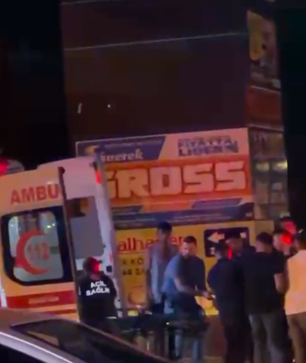 Üst geçitteki genci ikna etmeye çalışan polis asansör boşluğuna düşerek yaralandı