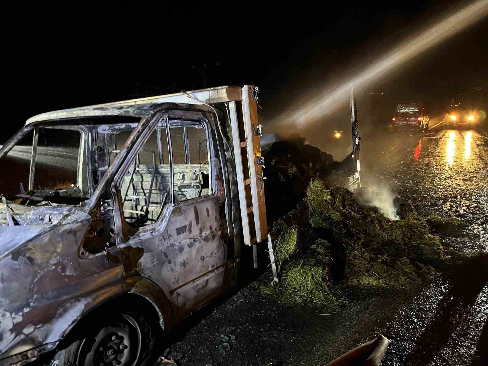 Arguvan’da yonca yüklü kamyonet alev alev yandı