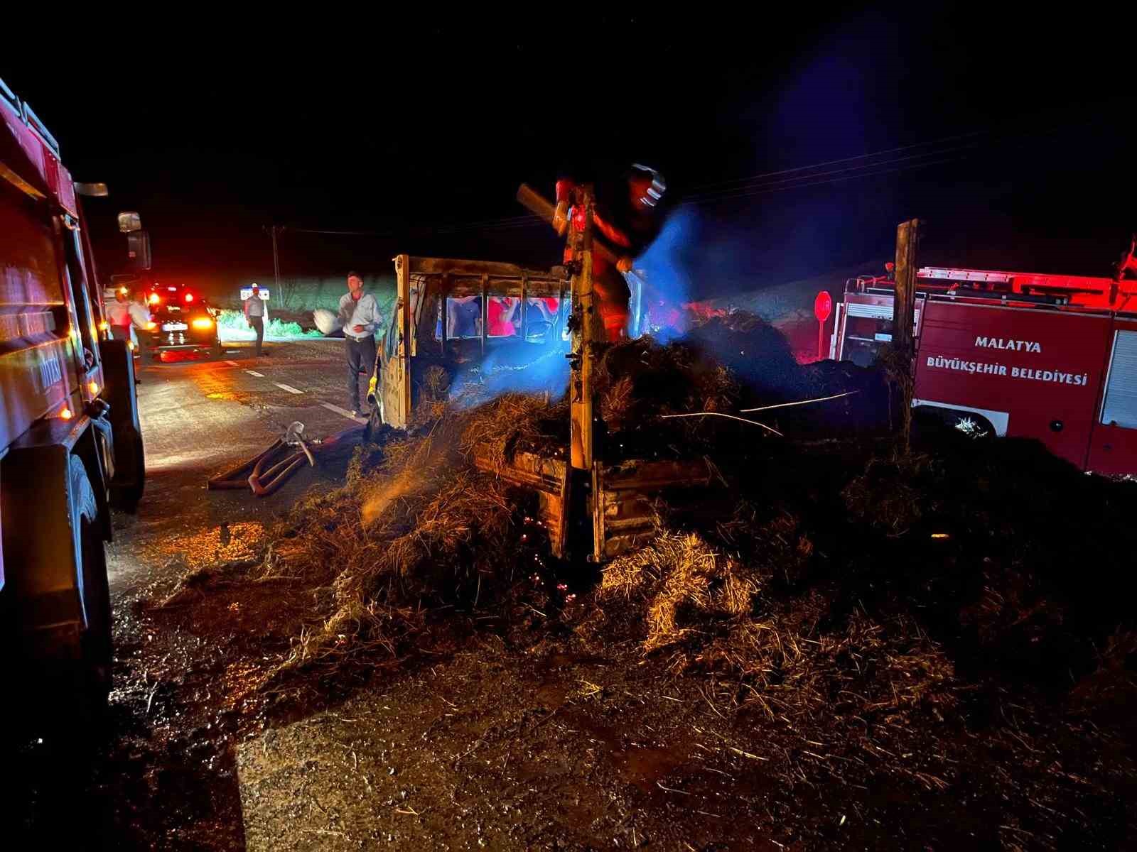 Arguvan’da yonca yüklü kamyonet alev alev yandı