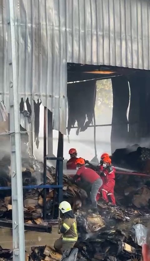 Bursa’da ihracat deposu alevlere teslim oldu