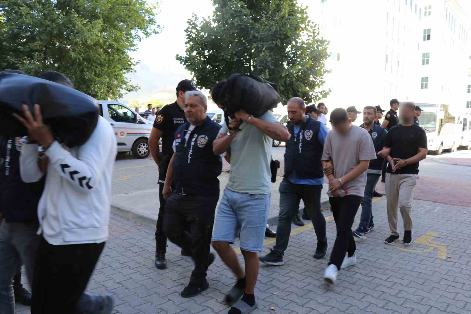 L&uuml;ks villaya &ccedil;ağrı merkezi kuran dolandırıcılık şebekesine ikinci dalga operasyon; 9 tutuklama
