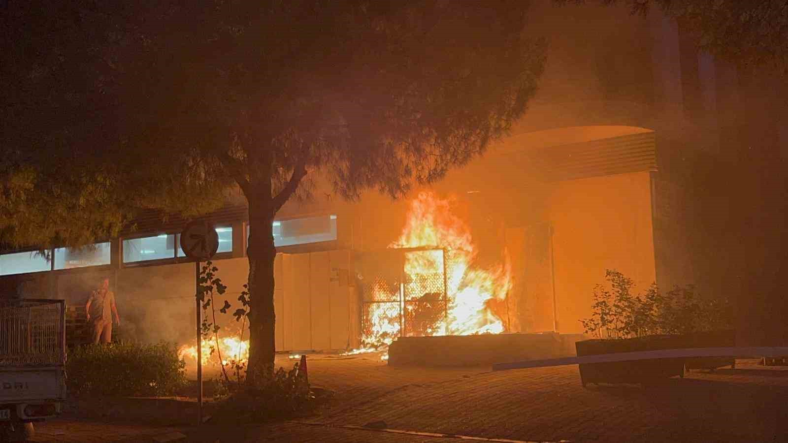 Menteşe&rsquo;de yangın paniği: &Ccedil;&ouml;p kutusu alev aldı
