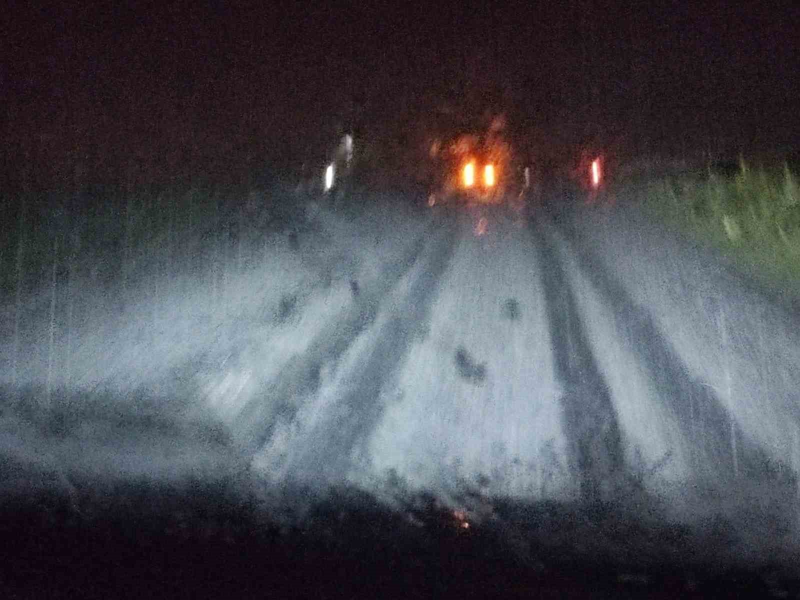 Dolu yağışı karayolunu beyaza bürüdü, sürücüler zor anlar yaşadı
