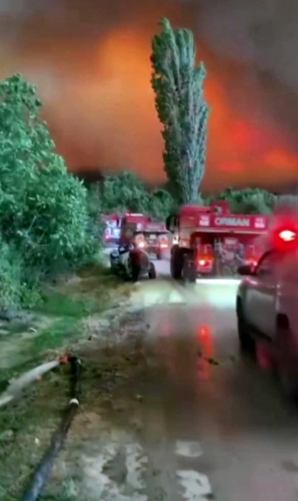 Alev çemberinin içinden geçtiler: Nefes kesen o anlar kamerada