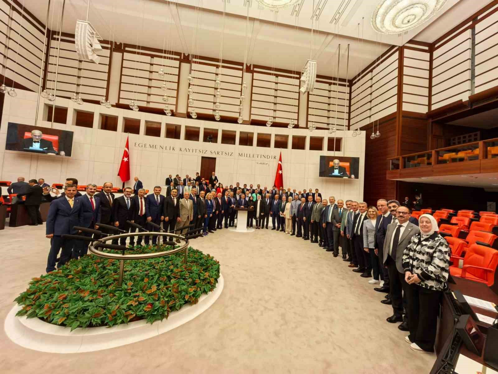 Meclis tatile girdi milletvekilleri fotoğraf &ccedil;ektirdi
