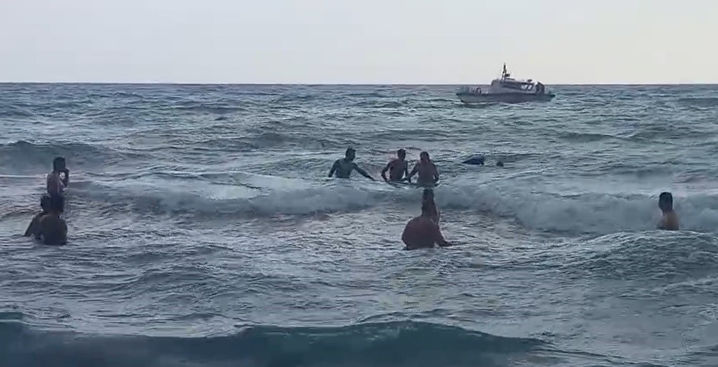 Denize giren yabancı uyruklu şahsın boğulma tehlikesi yaşadığı anlar kamerada