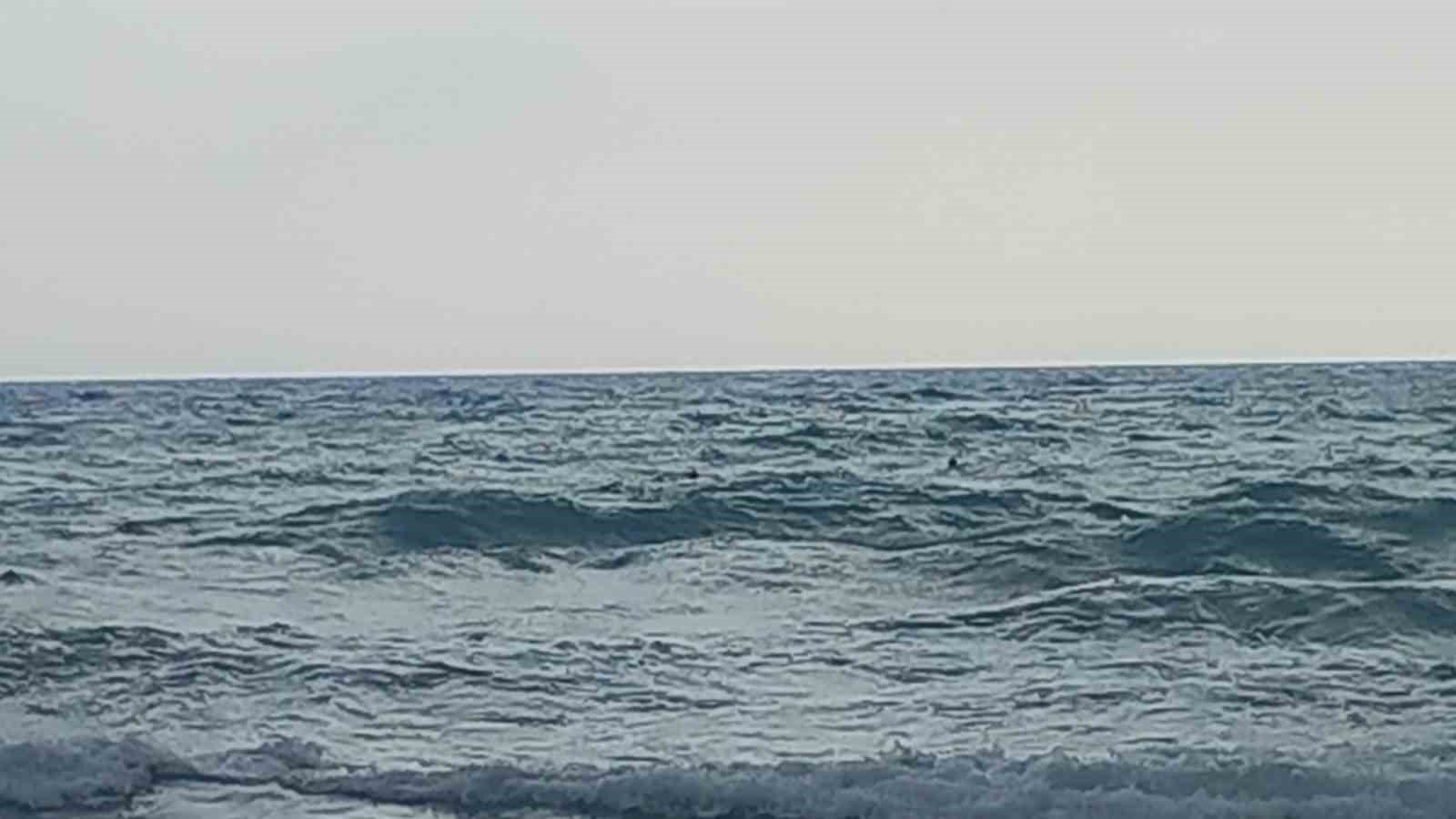 Denize giren yabancı uyruklu şahsın boğulma tehlikesi yaşadığı anlar kamerada
