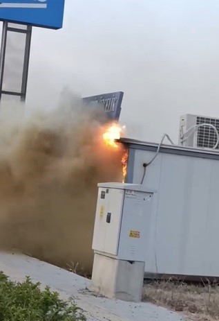 Alevlere teslim olan konteyner iş yeri kullanılamaz hale geldi

