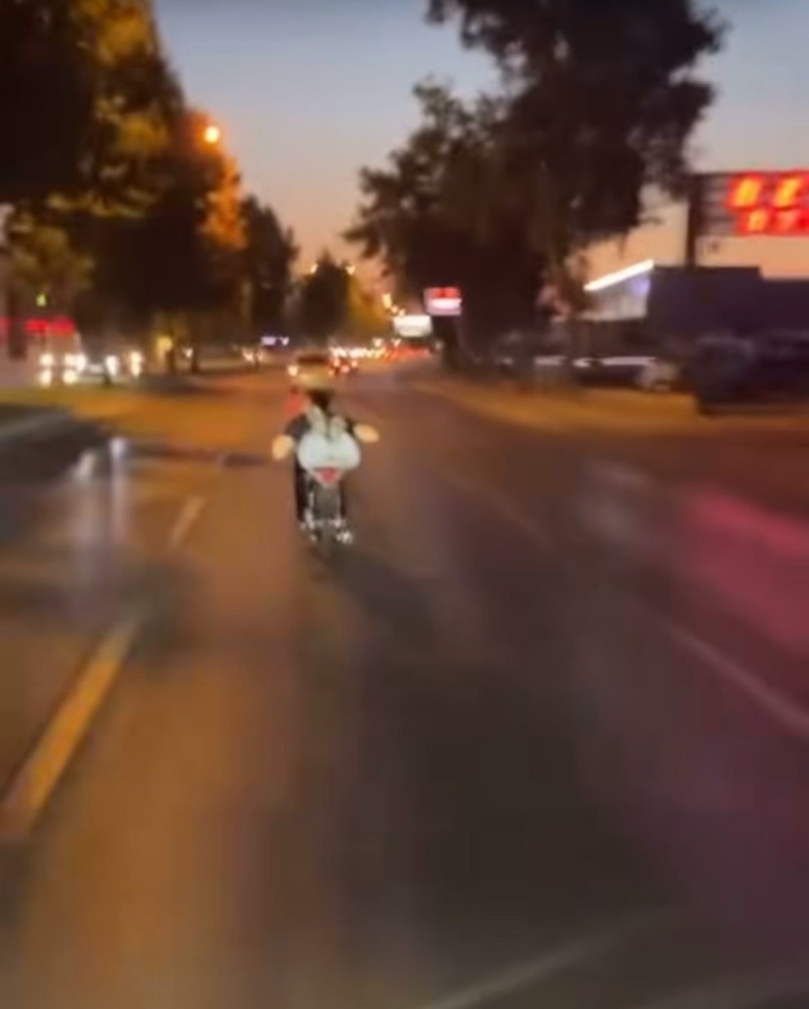 Bursa’da motosiklete uzanarak gitti, canını hiçe saydı