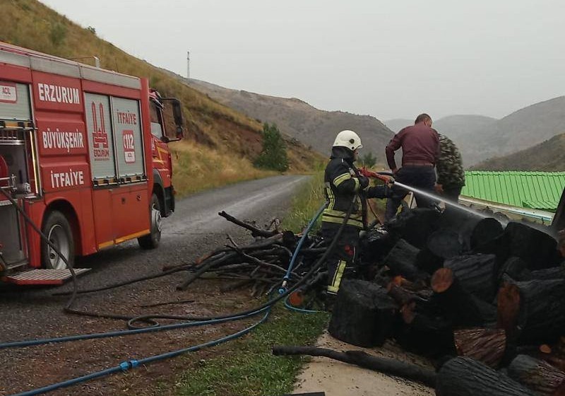 Pazaryolu’nda odunluk yangını