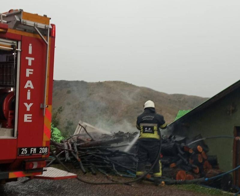 Pazaryolu’nda odunluk yangını