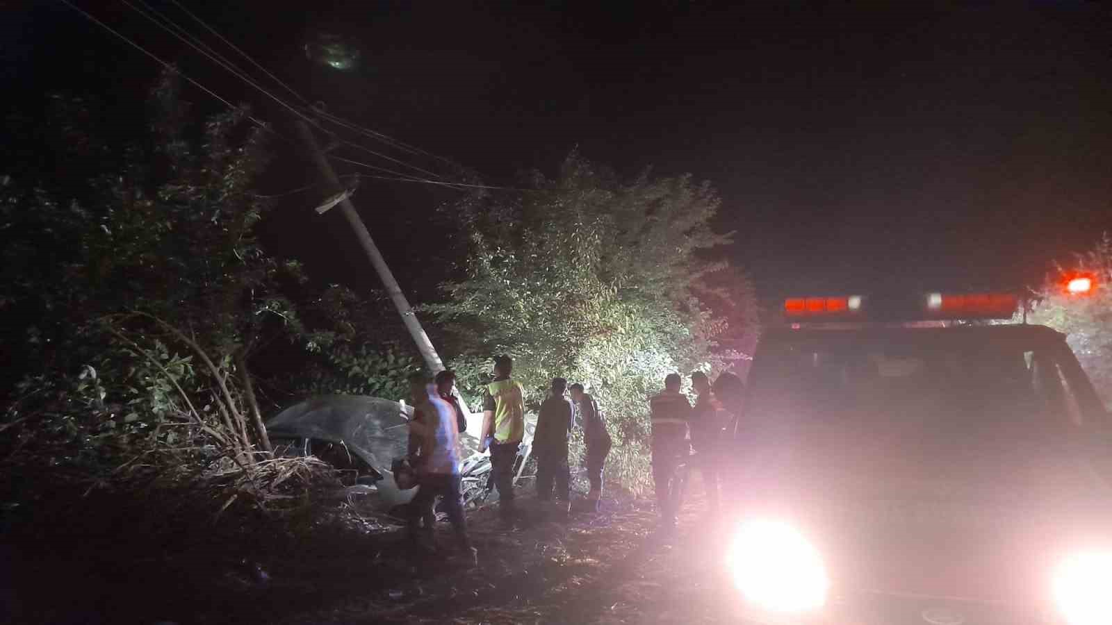 Tarlaya düşen otomobildeki 6 kişi yaralandı