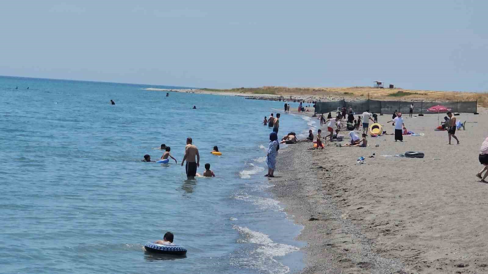 Van Gölü sahilleri Ege’yi aratmıyor