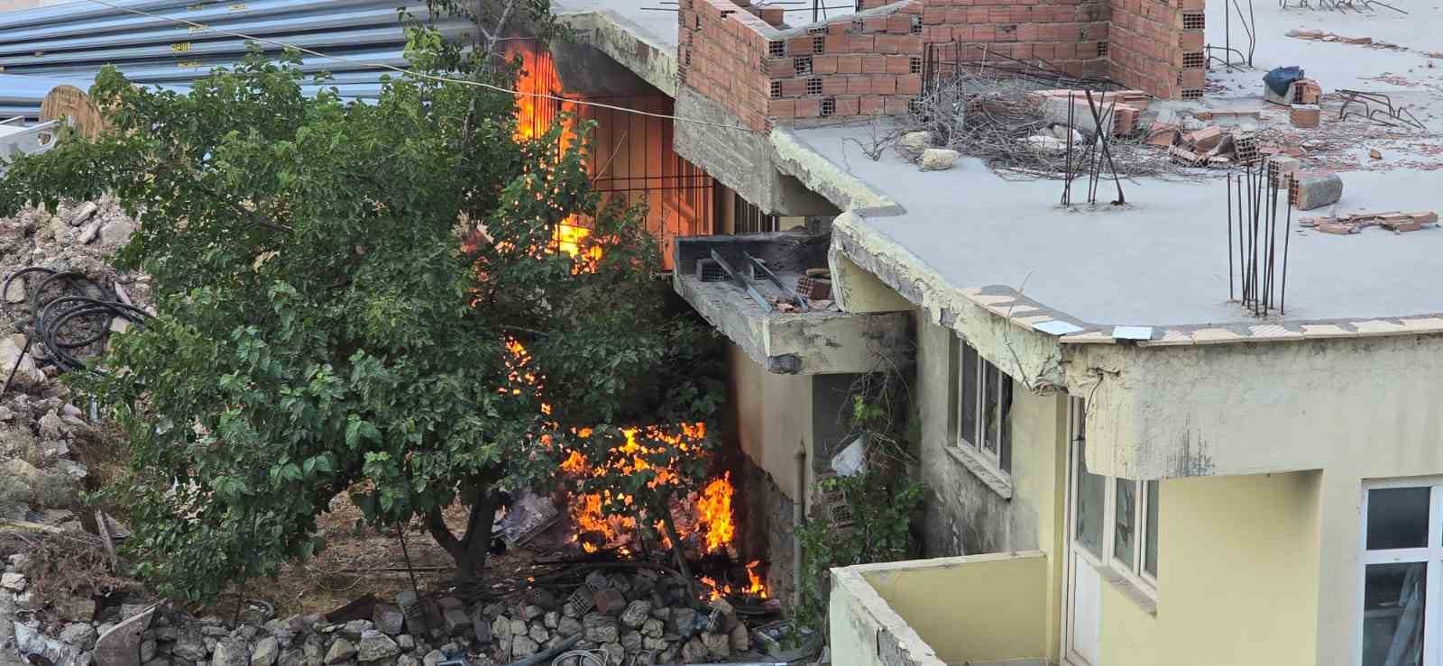 Besni’de ev yangını paniğe neden oldu