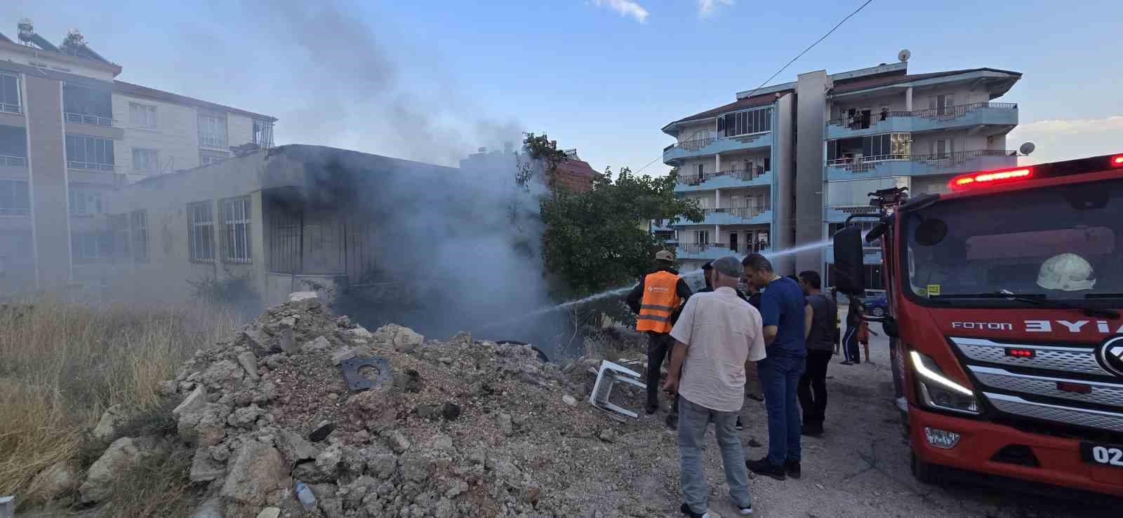Besni’de ev yangını paniğe neden oldu

