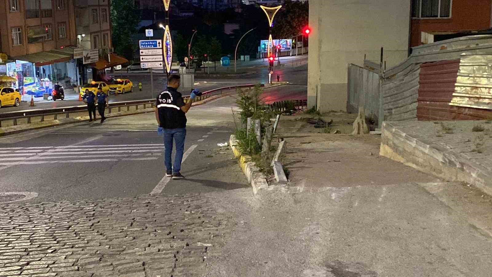 Otomobil, çarptığı bariyerde asılı kaldı: 2 ölü
