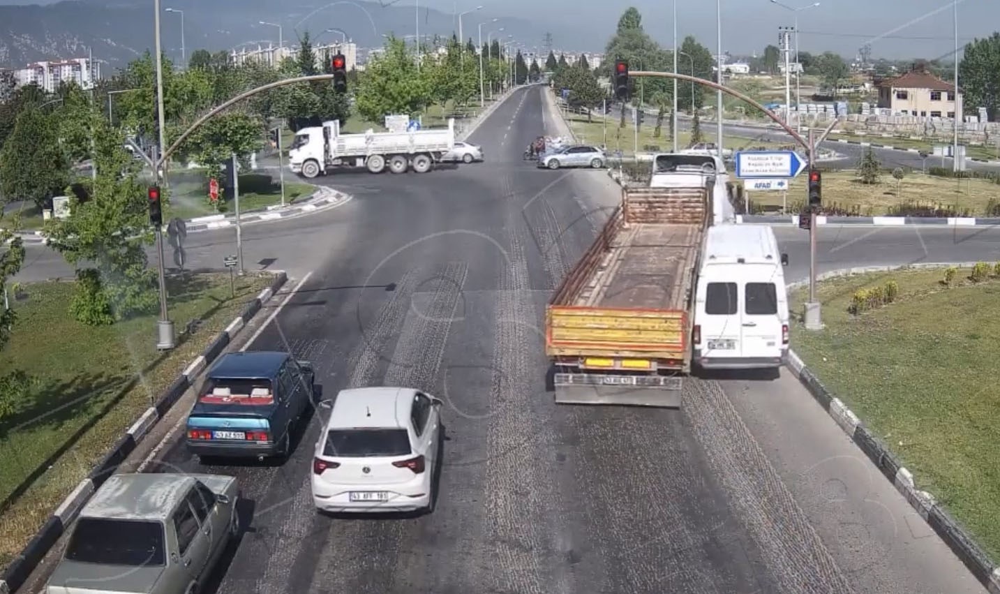 Kütahya’da meydana gelen trafik kazaları kameralara yansıdı