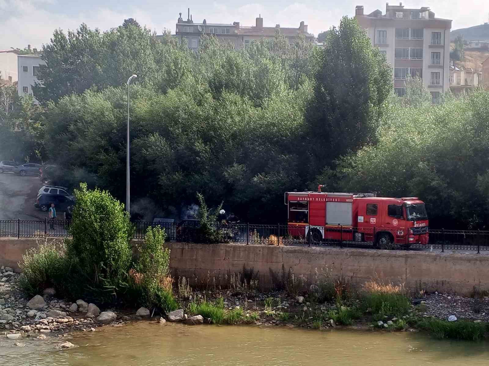 Bayburt&rsquo;ta park halindeki otomobil alev aldı
