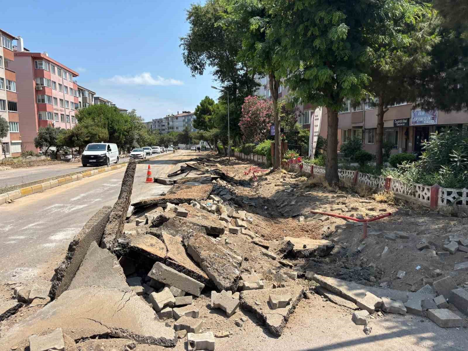 Bandırma’da kaldırım düzenleme çalışmaları başladı
