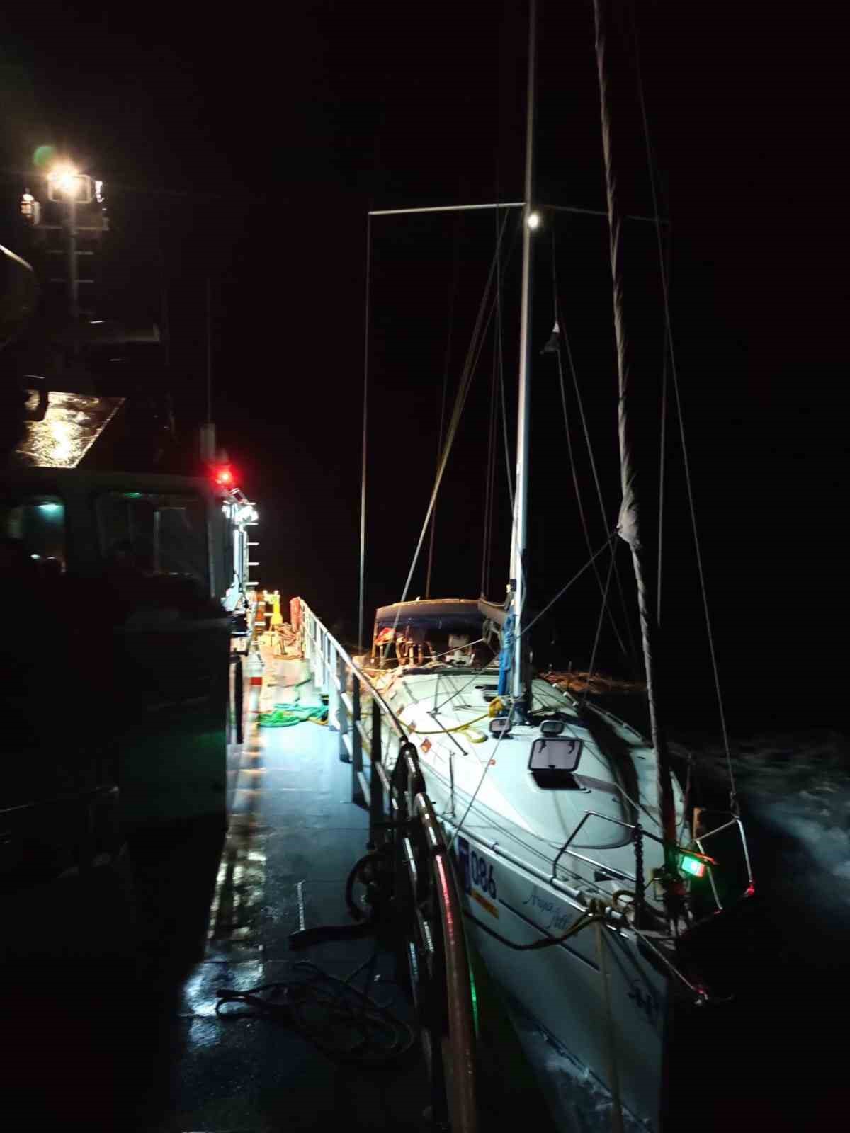 Dümen arızası yapan yelkenli tekne kurtarıldı